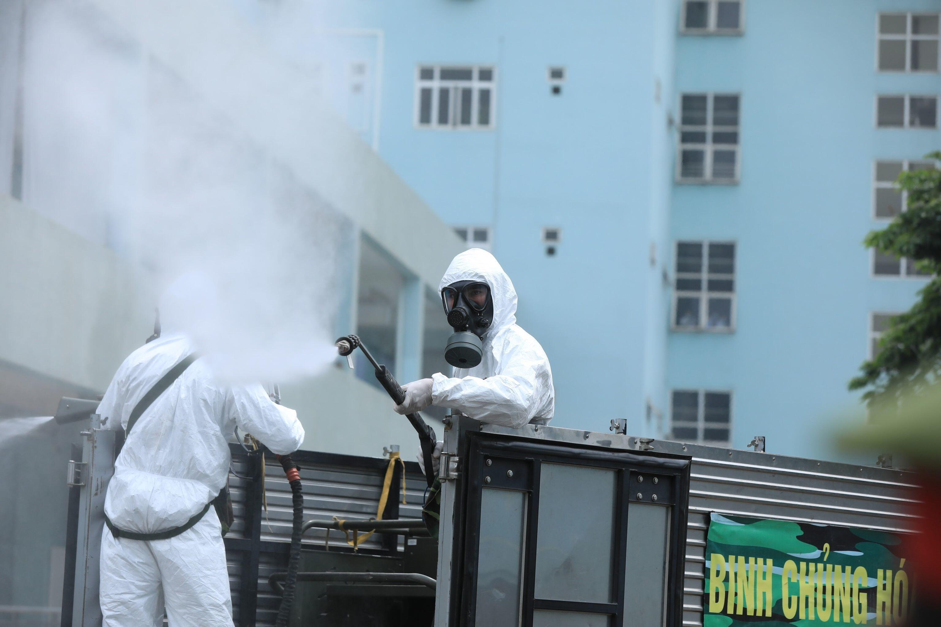 Theo Sở Y tế H&agrave; Nội, trong 10 ca dương t&iacute;nh với SARS-CoV-2 tại bệnh viện K cơ sở T&acirc;n Triều, c&oacute; 4 bệnh nh&acirc;n v&agrave; 6 người nh&agrave;. Trong đ&oacute; một bệnh nh&acirc;n dương t&iacute;nh từng điều trị một th&aacute;ng ở Bệnh viện Bệnh nhiệt đới Trung ương (cơ sở Đ&ocirc;ng Anh).