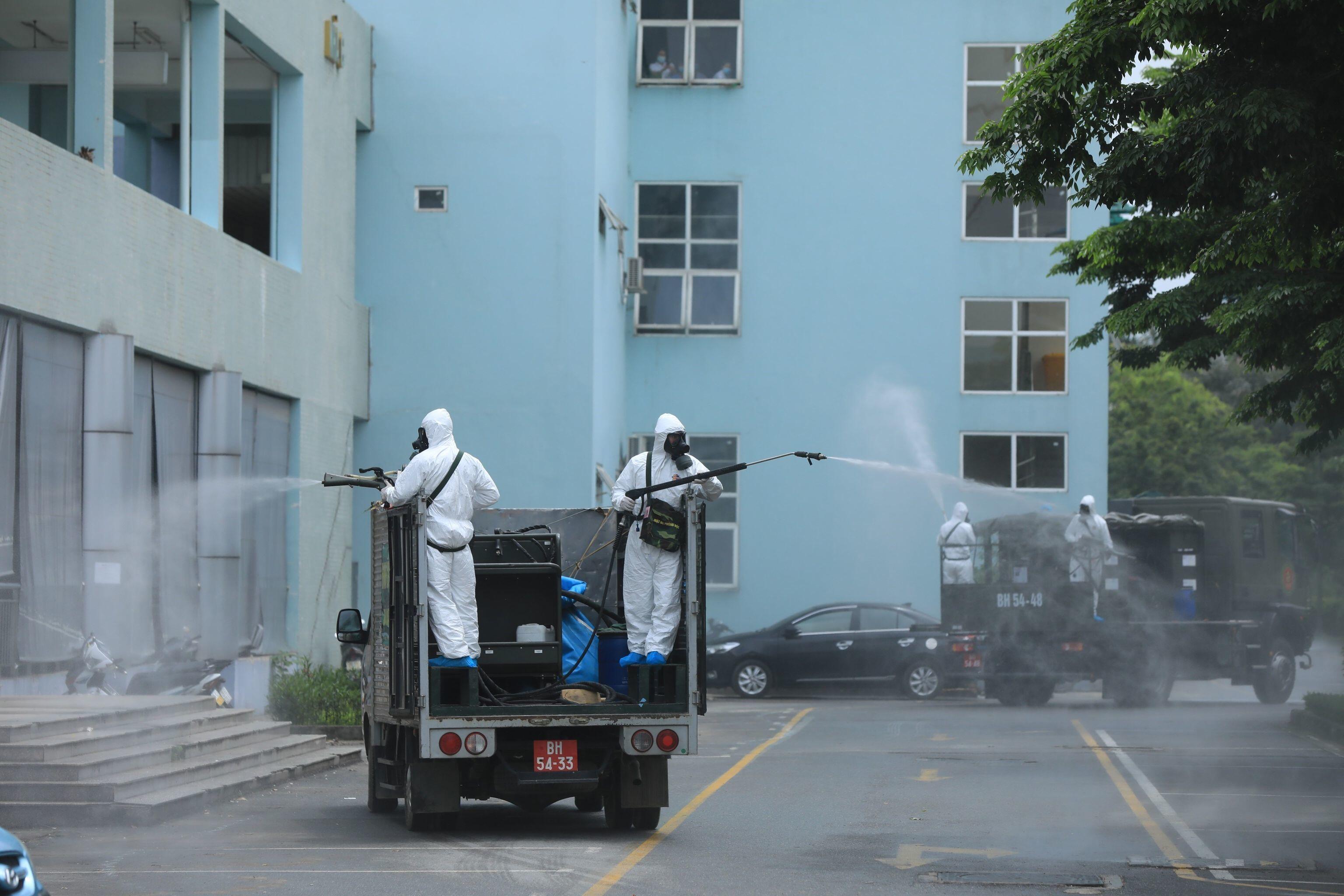 Tất cả khu&ocirc;n vi&ecirc;n bệnh viện v&agrave; những v&ugrave;ng phụ cận được Bộ Tư lệnh Thủ đ&ocirc;, Bộ Tư lệnh H&oacute;a học phun khử khuẩn.