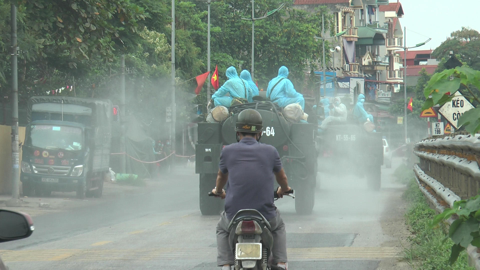Ông Chử Xuân Dũng nhận thấy người dân vẫn có tình trạng tự do đi lại trong khu vực cách ly. Phó Chủ tịch UBND thành phố Hà Nội nhắc nhở chính quyền địa phương và lực lượng chức năng giám sát chặt chẽ các hoạt động tại đây để phòng chống lây nhiễm.