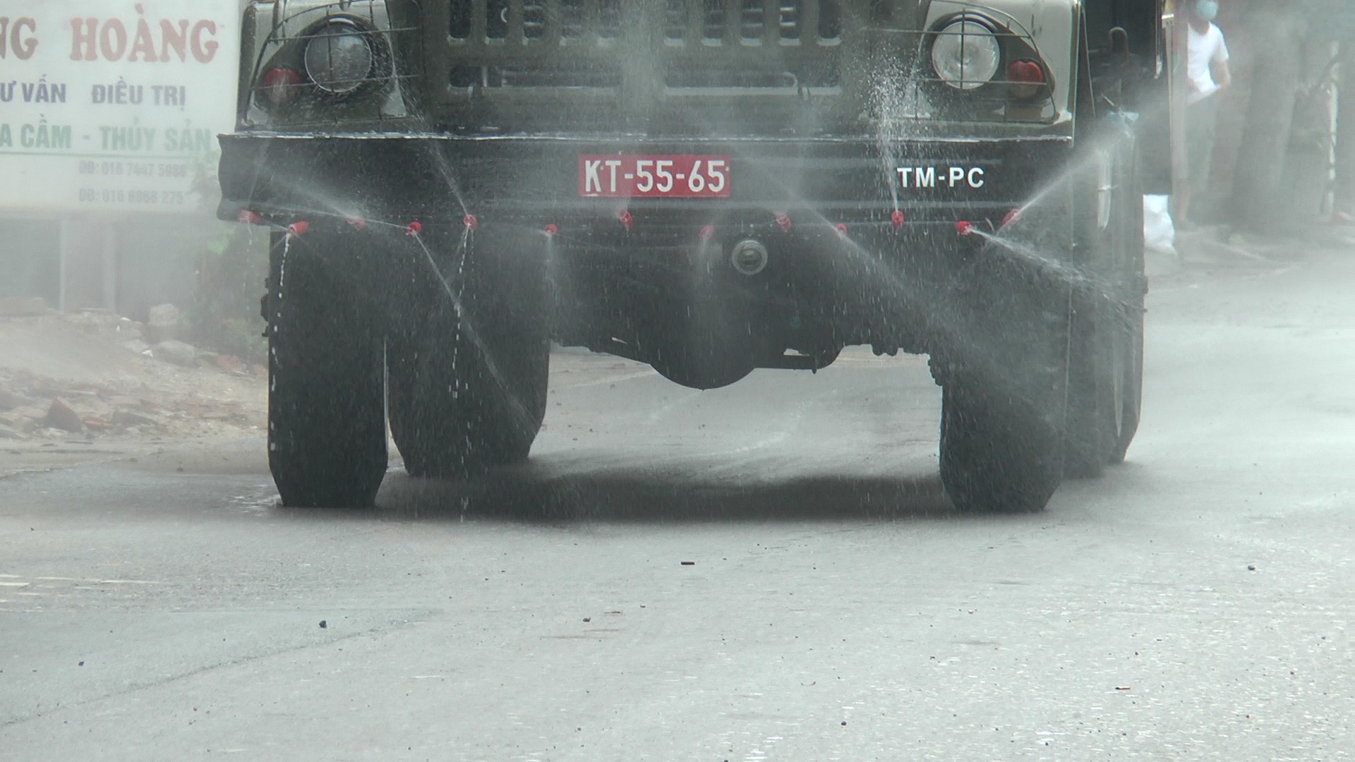 Lực lượng chức năng sử dụng các xe đặc chủng phun khử khuẩn một cách kỹ lưỡng từng ngóc ngách.