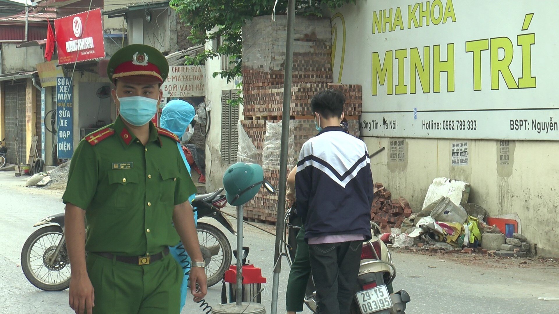 Công an huyện đã thiết lập 3 chốt kiểm soát gồm nhà 2 bệnh nhân F0; cửa hàng nơi có F0 buôn bán và khu vực nhà bệnh nhân. Mỗi chốt được bố trí 5 người, gồm lực lượng công an và các lực lượng liên quan, chia 3 ca trực 24/24 giờ. Mọi người ra vào được kiểm soát chặt chẽ.