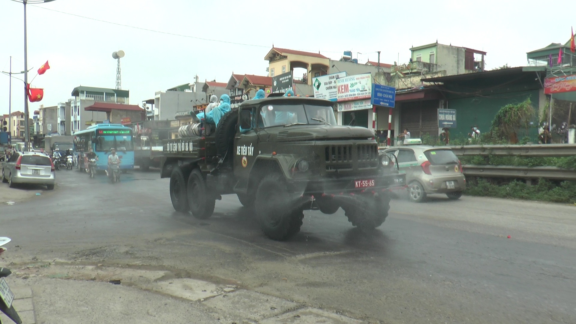 Khoảng 7h00 sáng nay (8/5), tại khu vực bị phong toả là Phố Tía (xã Tô Hiệu, huyện Thường Tín, Hà Nội), 4 xe đặc chủng của Bộ Tư lệnh Thủ đô đã có mặt để chuẩn bị phun khử khuẩn.