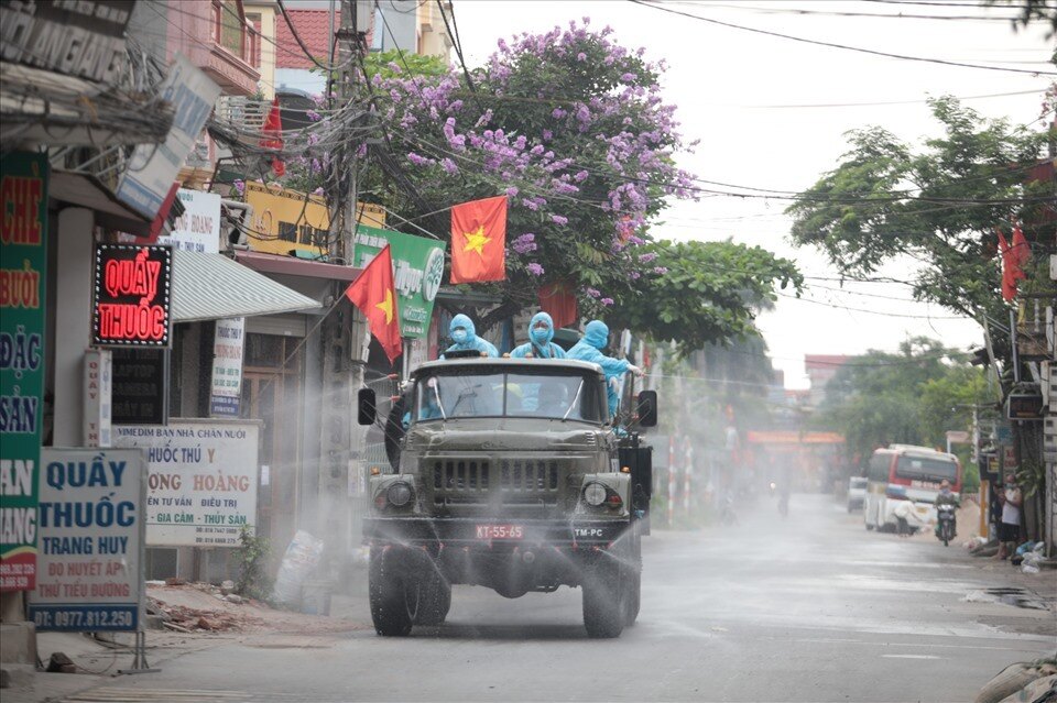 Trong quá trình thực hiện nhiệm vụ, cán bộ, chiến sĩ bảo đảm an toàn bằng cách đeo mặt nạ dưỡng khí, mặc quần áo, găng tay bảo hộ.