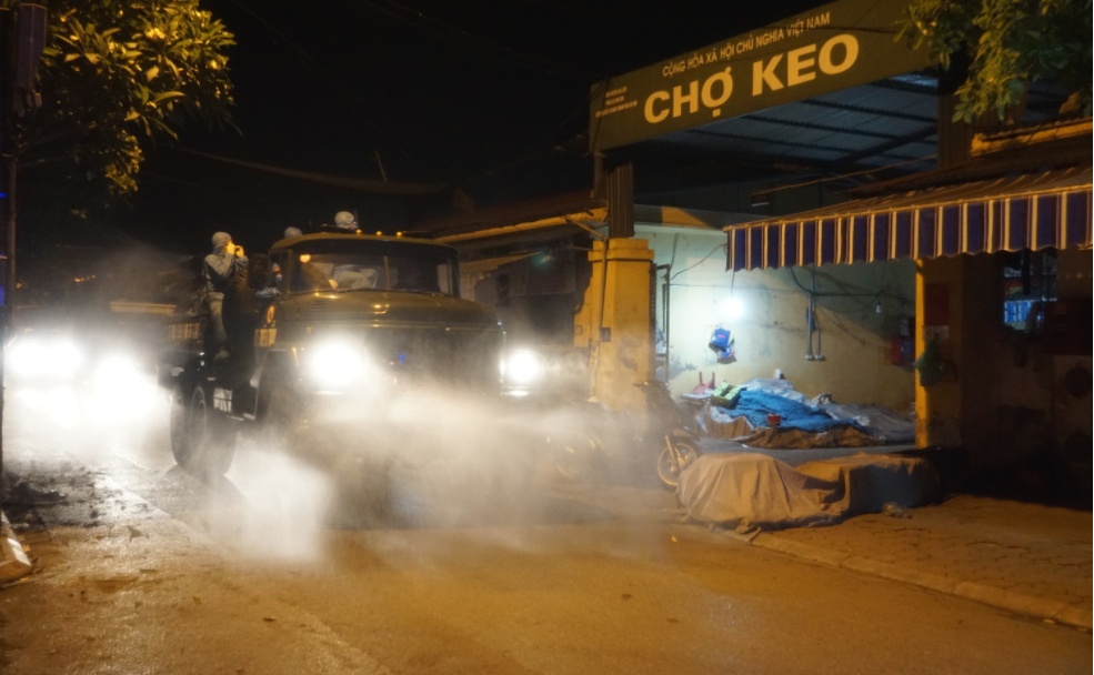 Do địa h&igrave;nh khử khuẩn rộng lớn n&ecirc;n lực lượng chức năng phải chia tuyến đường để c&oacute; thể pha thuốc nhiều lần.