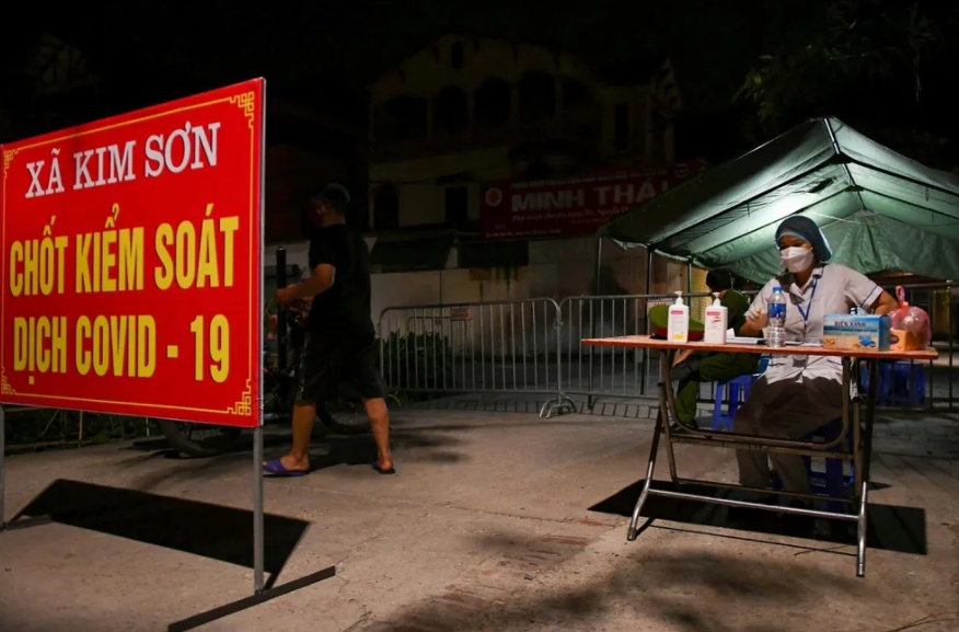 Trước đ&oacute;, đ&atilde; c&oacute; 8 chốt kiểm so&aacute;t được thiết lập tr&ecirc;n địa b&agrave;n huyện Gia L&acirc;m tại c&aacute;c th&ocirc;n Linh Quy Bắc, Linh Quy Đ&ocirc;ng, Ngổ Ba v&agrave; C&acirc;y Đề, đ&acirc;y đều l&agrave; c&aacute;c th&ocirc;n c&oacute; ca mắc Covid-19 mới được th&ocirc;ng b&aacute;o.