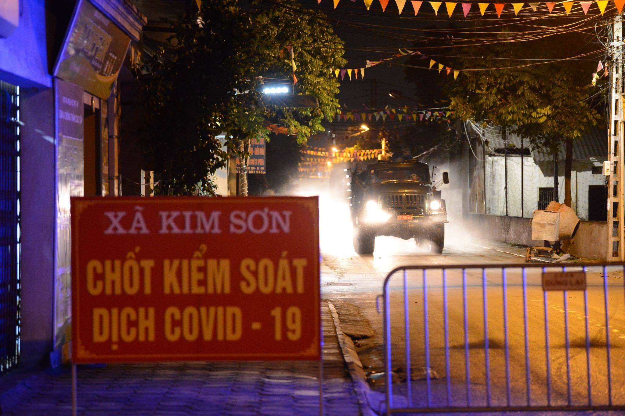 Được biết, trước đ&oacute; x&atilde; đ&atilde; k&iacute;ch hoạt 50 tổ Covid-19 cộng đồng, phun khử khuẩn c&aacute;c nh&agrave; văn h&oacute;a trong x&atilde;.