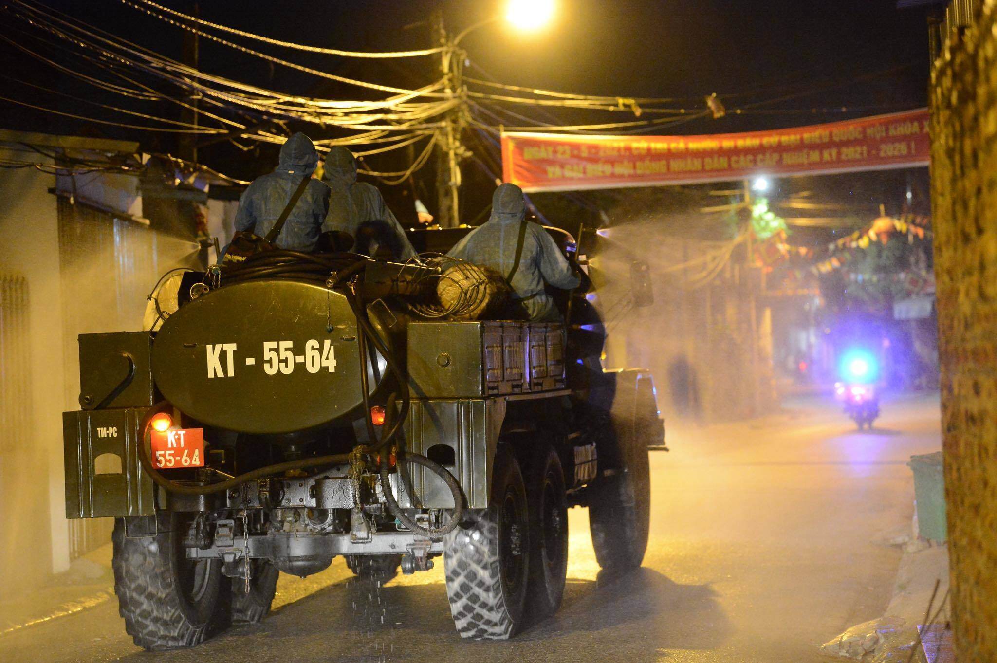 Ngay trong đ&ecirc;m 9/5, gần 20 chiến sĩ của Bộ Tư lệnh Thủ đ&ocirc; tập trung tại x&atilde; Kim Sơn, nghe phổ biến quy tr&igrave;nh thực hiện phun khử khuẩn to&agrave;n bộ địa b&agrave;n.