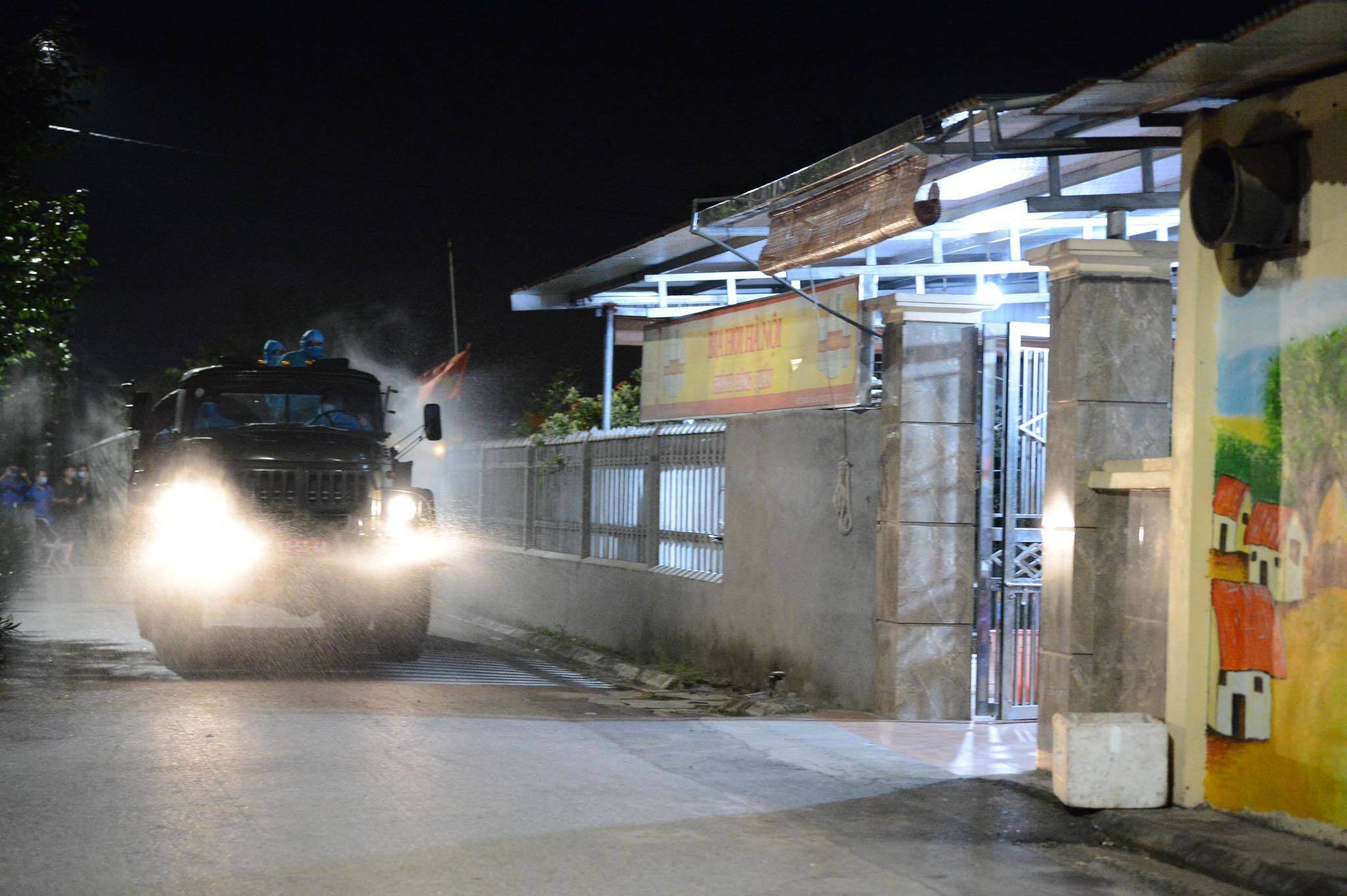 Diện t&iacute;ch x&atilde; Kim Sơn kh&aacute; rộng, nhiều đường nh&aacute;nh v&agrave; kế hoạch sau khi khảo s&aacute;t l&agrave; khoảng 9km đường. Bốn th&ocirc;n Linh Quy Bắc, Linh Quy Đ&ocirc;ng, Ngổ Ba v&agrave; C&acirc;y Đề l&agrave; nơi ở của 4 học sinh dương t&iacute;nh Covid-19 được đặc biệt ch&uacute; trọng khi phun khử khuẩn.