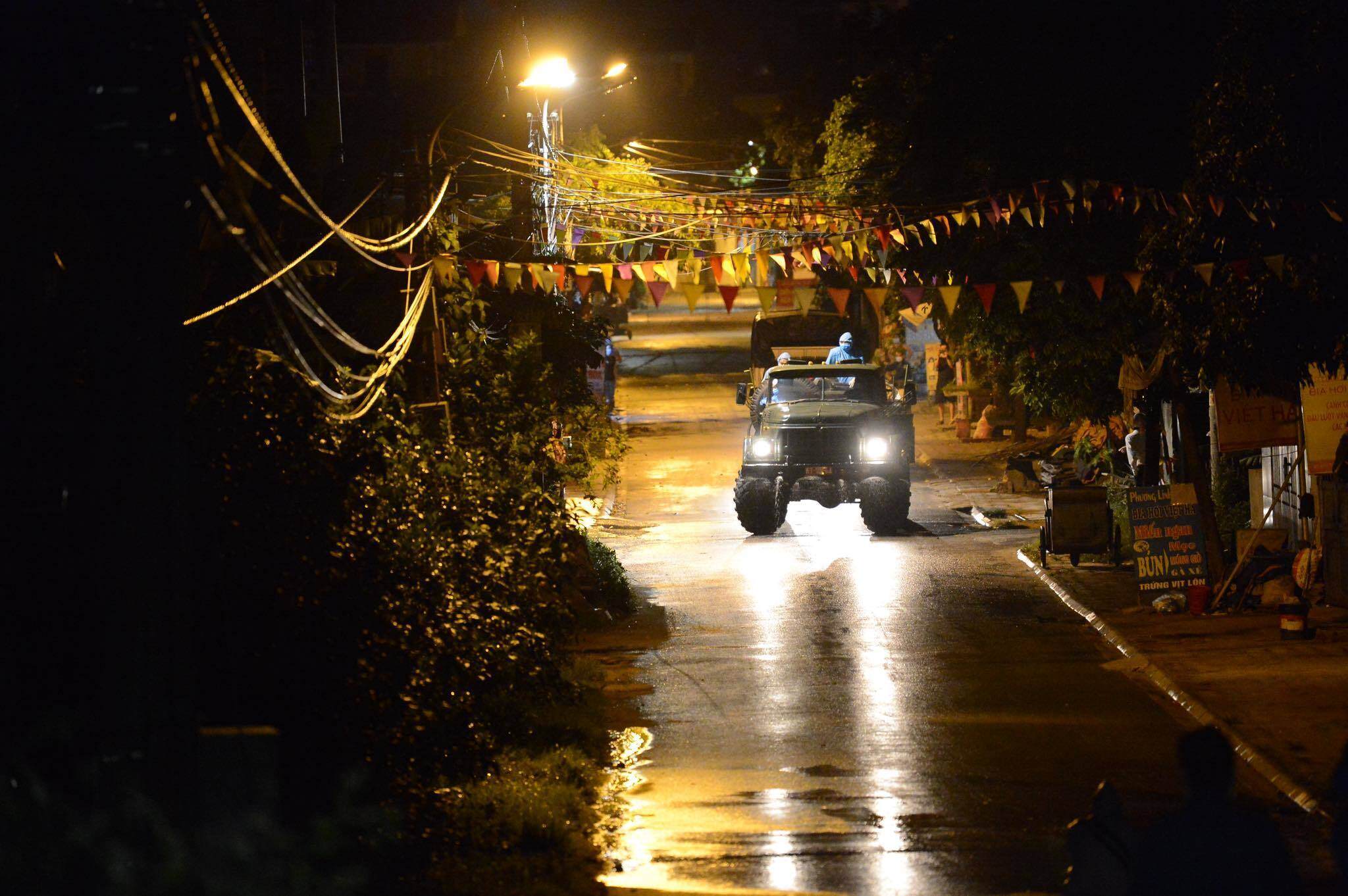 Dung dịch khử khuẩn được sử dụng l&agrave; CloraminB, được phun trực tiếp từ c&aacute;c van tr&ecirc;n th&agrave;nh xe.