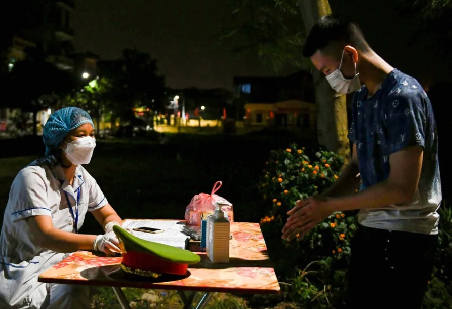 C&aacute;c đơn vị chức năng đ&atilde; tiến h&agrave;nh truy vết c&aacute;c trường hợp tiếp x&uacute;c gần, thực hiện lấy mẫu x&eacute;t nghiệm v&agrave; c&aacute;ch ly tập trung F1, gi&aacute;m s&aacute;t c&aacute;c F2.