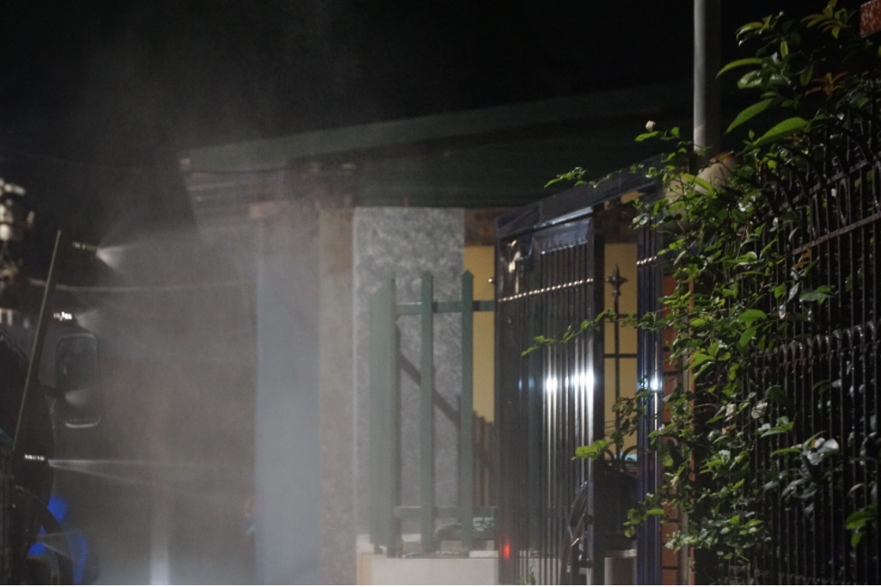 Để đảm bảo an to&agrave;n lực lượng chức năng đ&atilde; tiến h&agrave;nh phun khử khuẩn kỹ lưỡng nơi xe chuy&ecirc;n dụng đi qua.