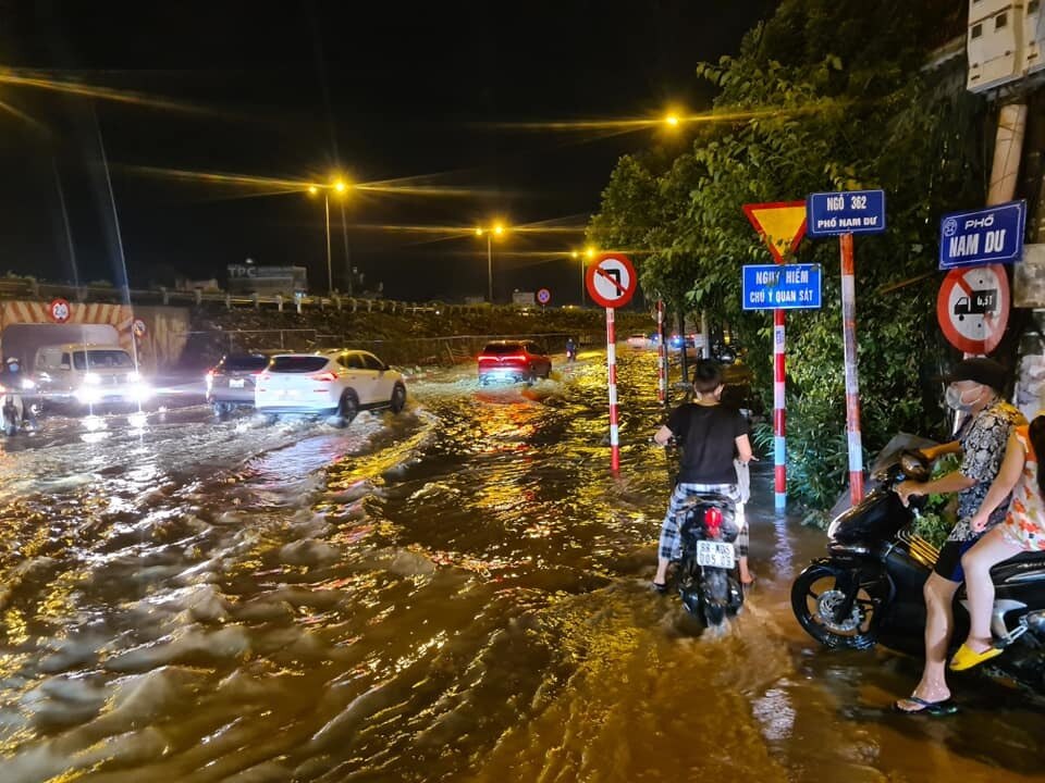 Khoảng 6h chiều nay (11/5), H&agrave; Nội xuất hiện cơn mưa lớn, chỉ &iacute;t ph&uacute;t, nhiều đường phố nước ngập m&ecirc;nh m&ocirc;ng (ảnh: Facebook).