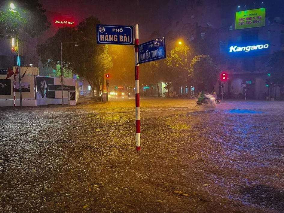 Mưa trắng trời cũng khiến phố H&agrave;ng B&agrave;i nhanh ch&oacute;ng bị ngập (ảnh: Facebook).
