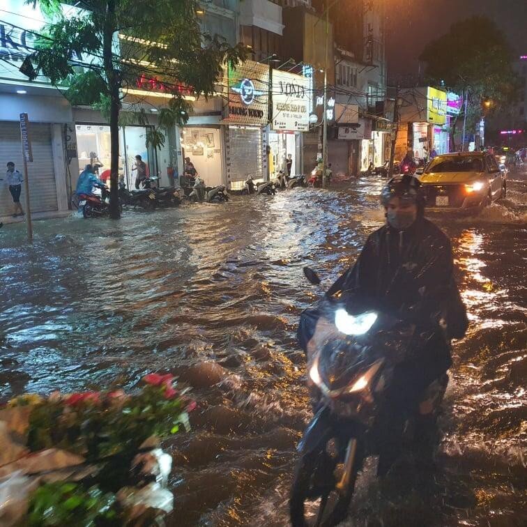 Theo cảnh b&aacute;o, trong 3 giờ tới, khu vực nội th&agrave;nh H&agrave; Nội v&agrave; c&aacute;c v&ugrave;ng l&acirc;n cận vẫn tiếp tục c&oacute; mưa với lượng mưa phổ biến trong khoảng từ 50-100 mm. Đợt mưa n&agrave;y c&oacute; khả năng sẽ g&acirc;y ngập &uacute;ng cho nhiều tuyến phố với độ s&acirc;u phổ biến từ 20-40cm, một số tuyến phố kh&aacute;c c&oacute; thể ngập s&acirc;u hơn với độ s&acirc;u từ 40-50cm (ảnh: Facebook).