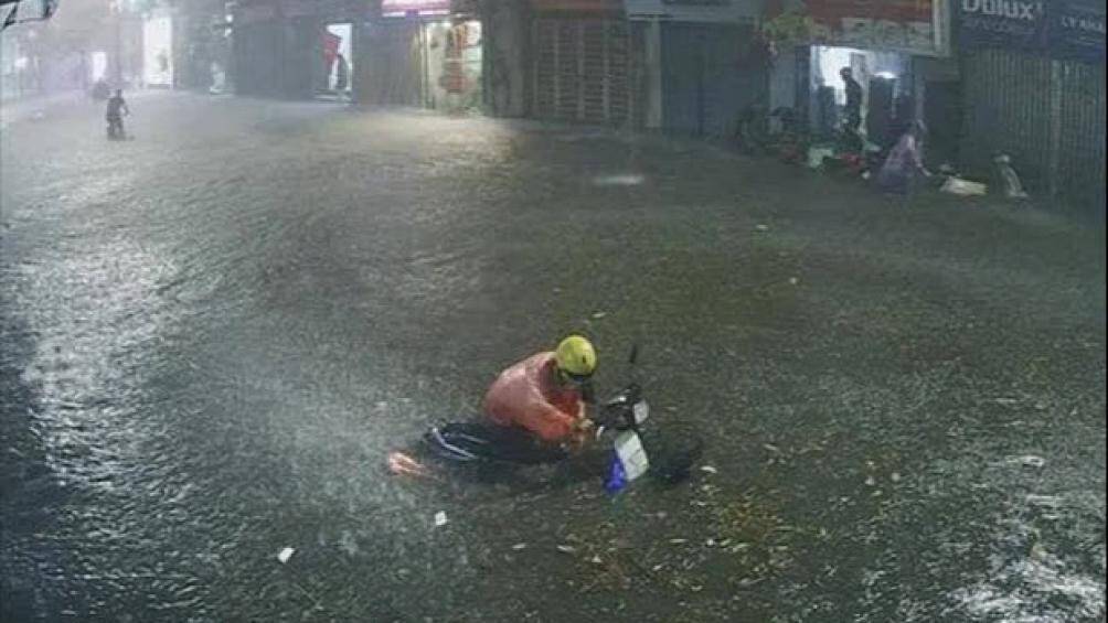 Trận mưa lớn chiều tối nay khiến đường Nguyễn Khuyến (quận H&agrave; Đ&ocirc;ng) ngập &uacute;ng, nhiều xe chết m&aacute;y, người điều khiển khổ sở dắt xe (ảnh: Facebook).
