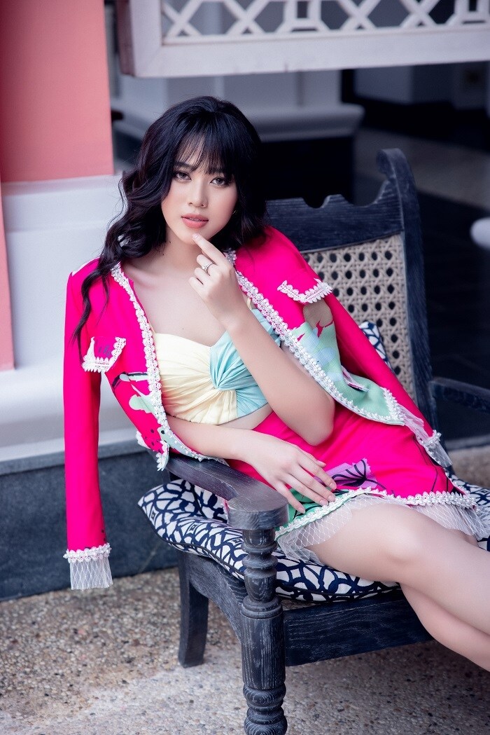 Phong c&aacute;ch lần n&agrave;y của Đỗ Thị H&agrave; mang d&aacute;ng vẻ ki&ecirc;u kỳ, lạ lẫm hơn so với phong c&aacute;ch trang nh&atilde; kể từ sau khi c&ocirc; đăng quang Hoa hậu Việt Nam 2020