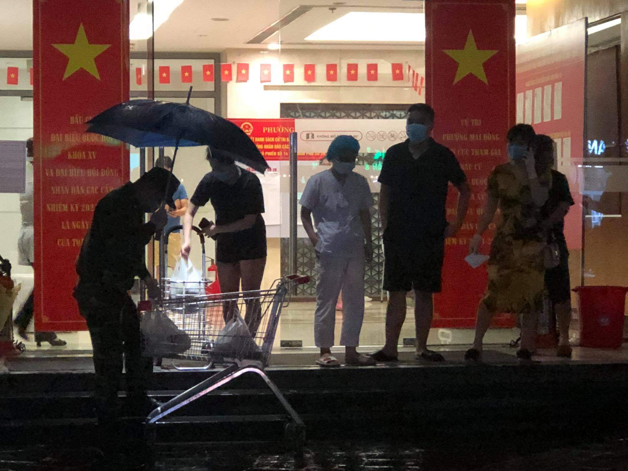 Một số nhu yếu phẩm đ&atilde; được lực lượng chức năng v&agrave; người d&acirc;n cung cấp cho cư d&acirc;n t&ograve;a nh&agrave; bị phong tỏa