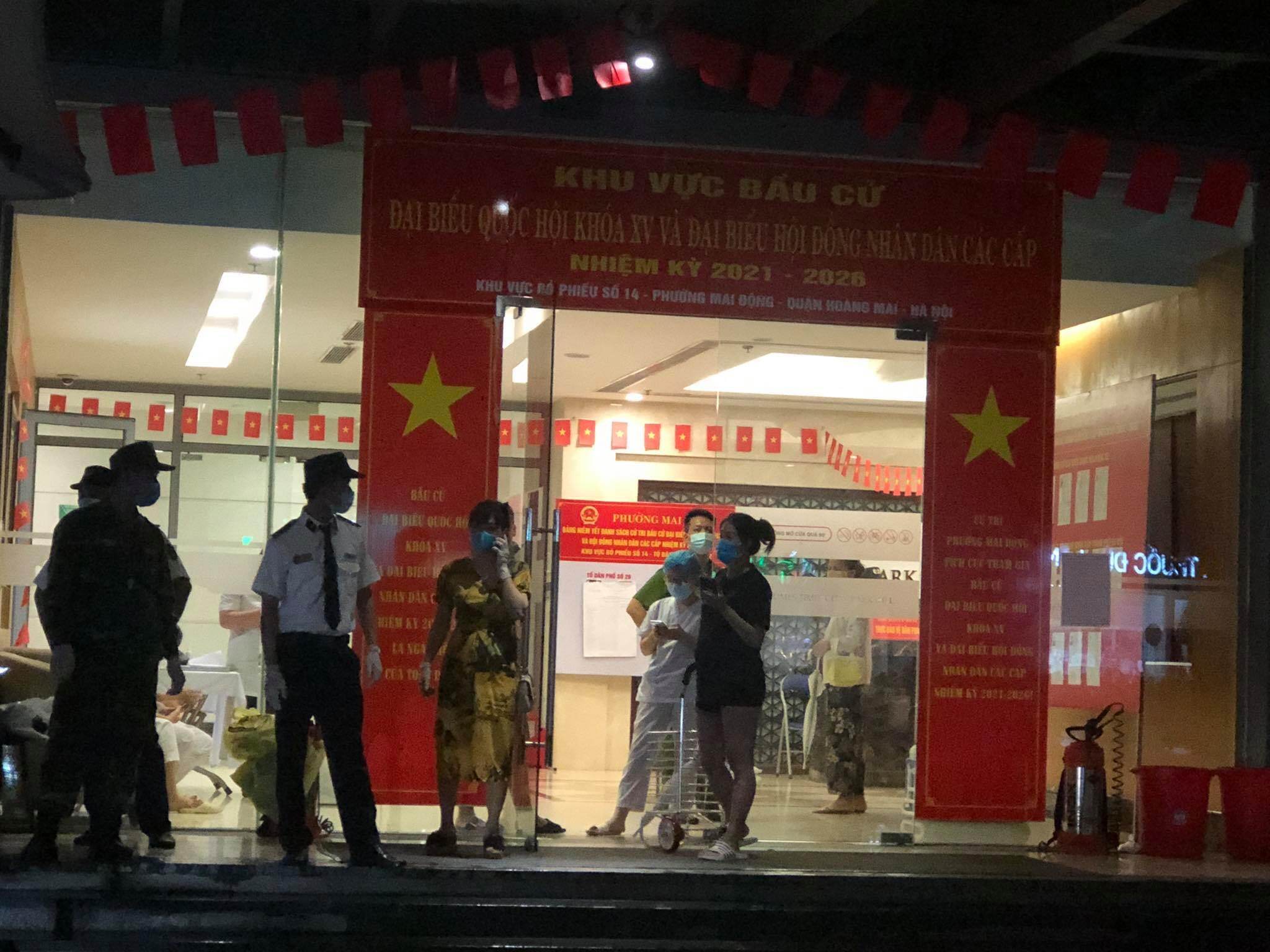 Trạm Y tế phường đ&atilde; phối hợp với c&ocirc;ng an khẩn trương truy vết, x&aacute;c định ngay c&aacute;c trường hợp F1, F2 li&ecirc;n quan đến ca bệnh để lấy mẫu x&eacute;t nghiệm v&agrave; c&aacute;ch ly y tế theo quy định, ngăn chặn dịch l&acirc;y lan trong cộng đồng.