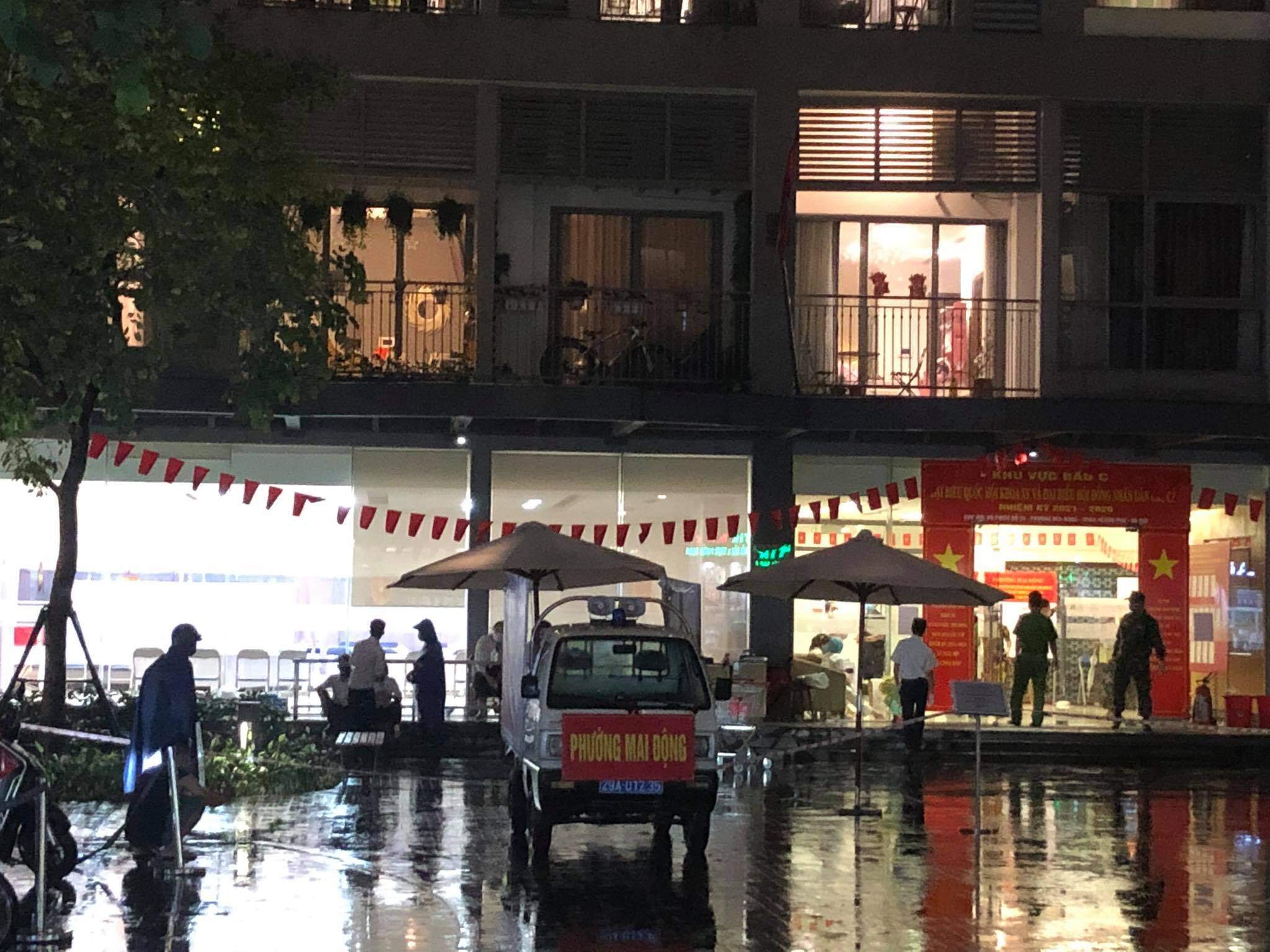 Tối nay (22/5), &ocirc;ng Trương Quang Việt, Ph&oacute; Gi&aacute;m đốc phụ tr&aacute;ch Trung t&acirc;m Kiểm so&aacute;t bệnh tật (CDC) H&agrave; Nội cho biết, một ch&aacute;u b&eacute; sinh năm 2018 (người Ấn Độ) c&ugrave;ng mẹ sang thăm bố ở Việt Nam đ&atilde; được ph&aacute;t hiện dương t&iacute;nh với SARS-CoV-2 sau khi đi kh&aacute;m, x&eacute;t nghiệm ở Bệnh viện Vinmec.