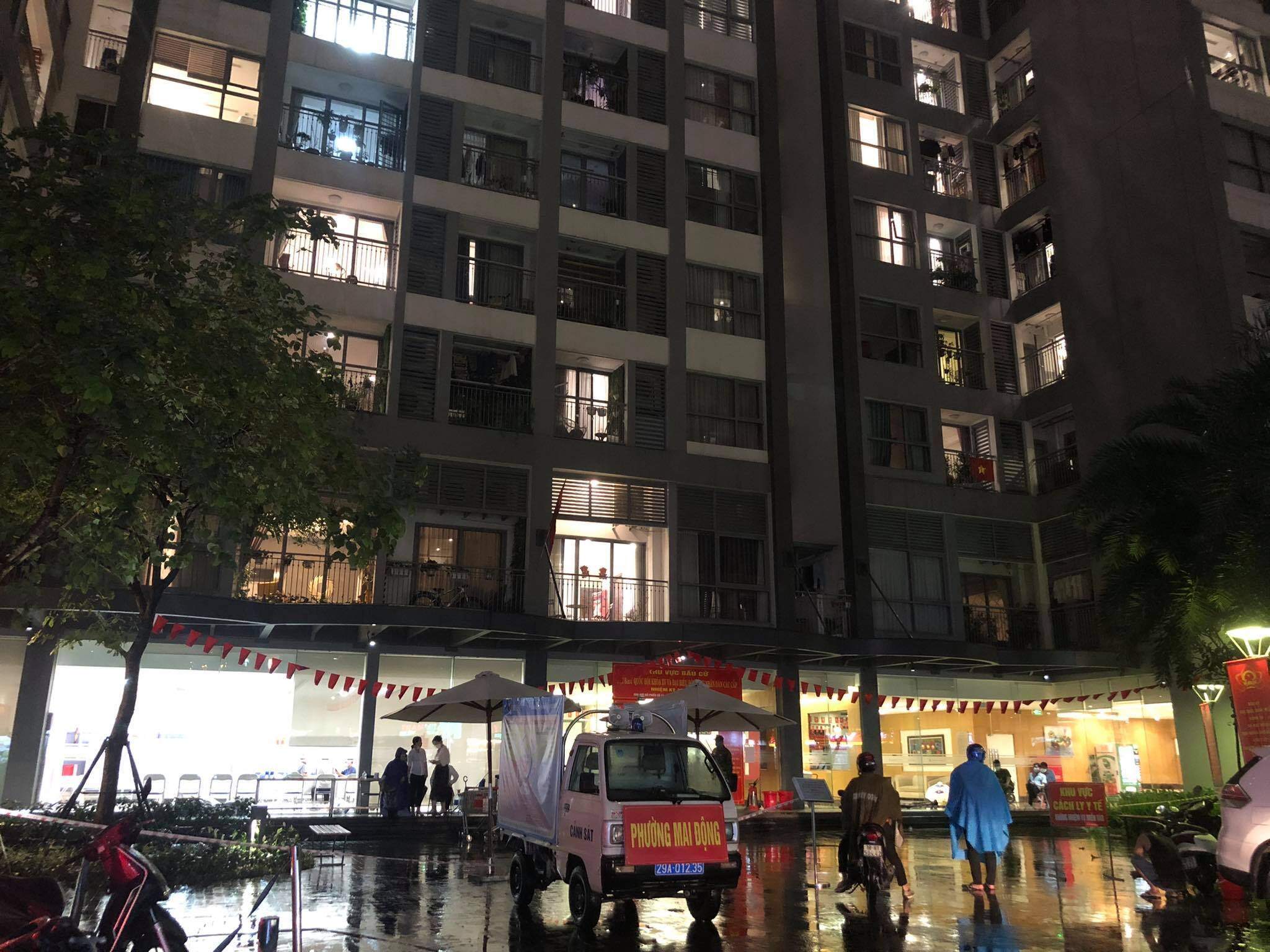 Li&ecirc;n quan đến vụ việc n&agrave;y, một l&atilde;nh đạo UBND phường Mai Động (quận Ho&agrave;ng Mai, H&agrave; Nội) cho biết, chiều nay, sau khi nhận th&ocirc;ng tin, cơ quan chức năng đ&atilde; y&ecirc;u cầu to&agrave;n thể cư d&acirc;n đang sinh sống tại to&agrave; Park 9 kh&ocirc;ng rời khỏi to&agrave; nh&agrave; cho đến khi c&oacute; th&ocirc;ng b&aacute;o mới. Ri&ecirc;ng cư d&acirc;n tầng 33 Park 9 ở tại trong nh&agrave;, kh&ocirc;ng rời khỏi tầng n&agrave;y để đợi lấy mẫu x&eacute;t nghiệm.