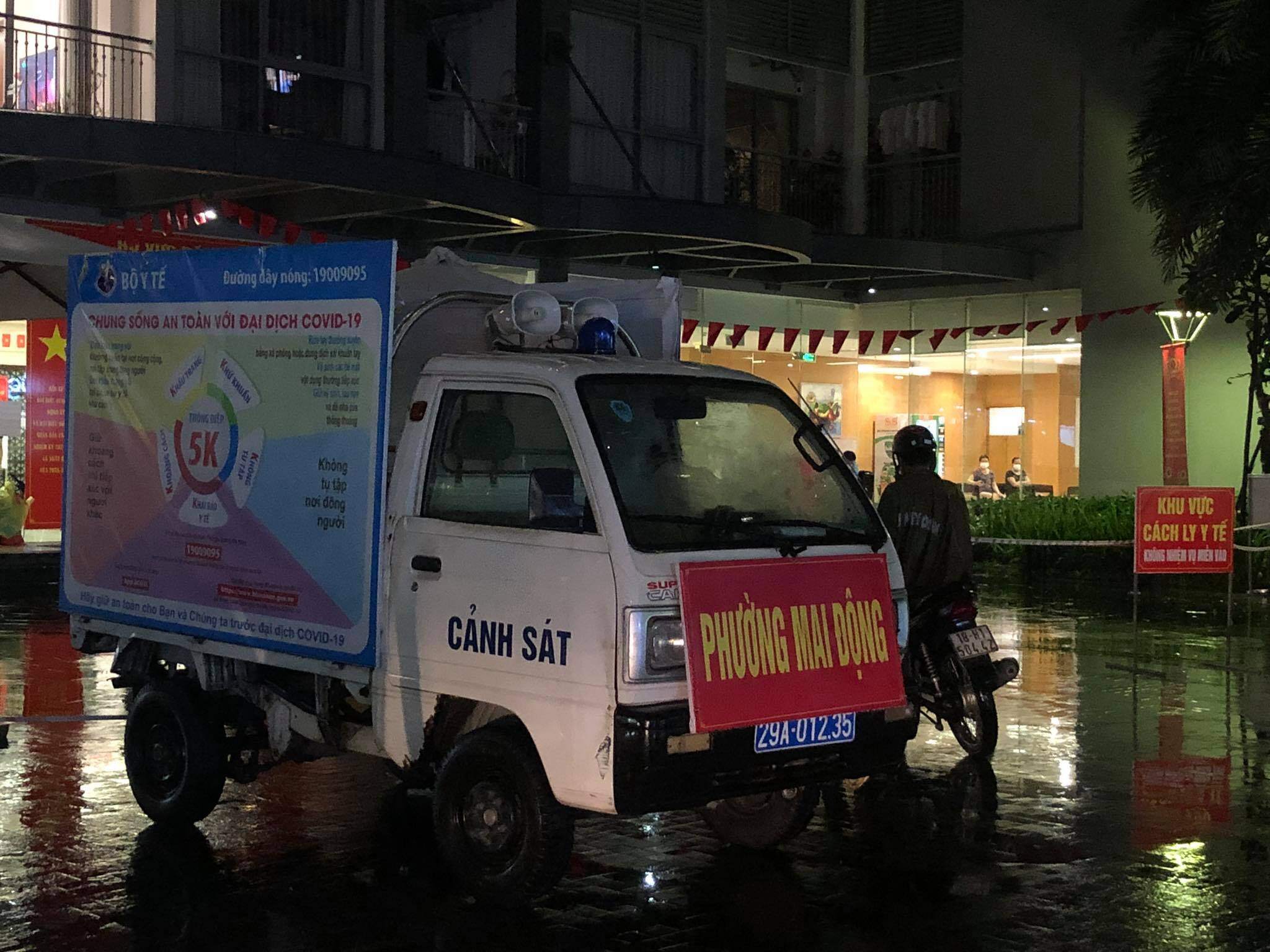 Theo l&atilde;nh đạo CDC H&agrave; Nội, do Bệnh viện Vinmec kh&ocirc;ng phải l&agrave; cơ sở y tế được Bộ Y tế c&ocirc;ng nhận được x&eacute;t nghiệm khẳng định n&ecirc;n hiện cơ quan y tế đ&atilde; lấy mẫu ch&aacute;u b&eacute; n&agrave;y v&agrave; chuyển về CDC để x&eacute;t nghiệm khẳng định. Hiện tại, vẫn chưa c&oacute; kết quả lại của trường hợp n&agrave;y.