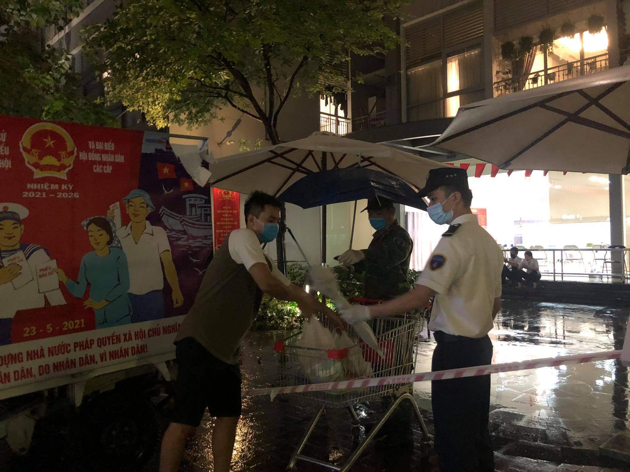 Hiện bệnh nhi được chuyển đi c&aacute;ch ly tại Bệnh viện Bệnh nhiệt đới Trung ương 2.