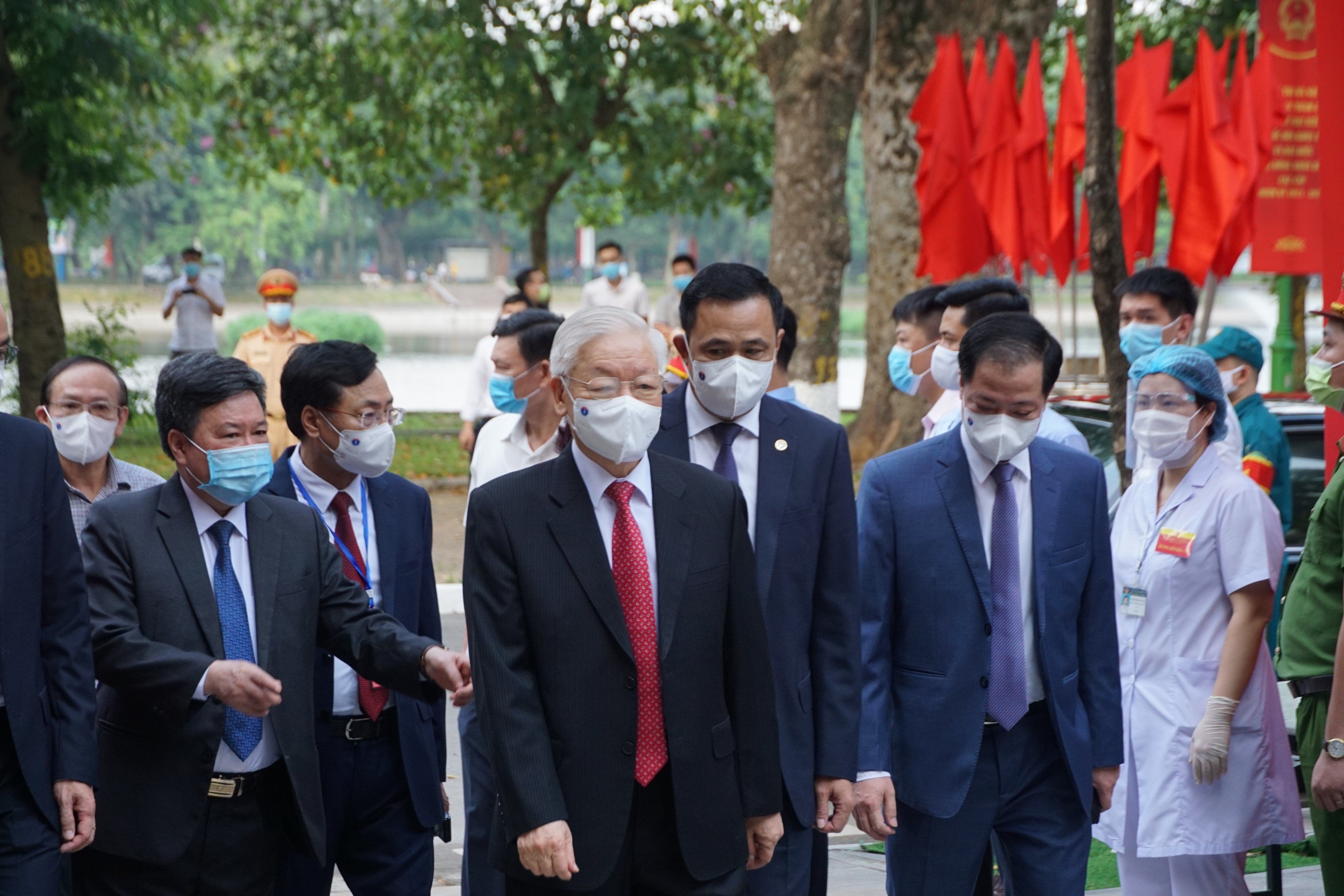 S&aacute;ng 23/5, c&ugrave;ng với cử tri cả nước, Tổng B&iacute; thư Nguyễn Ph&uacute; Trọng đ&atilde; đến điểm bỏ phiếu ở phường Nguyễn Du, quận Hai B&agrave; Trưng, H&agrave; Nội để thực hiện quyền bầu cử.