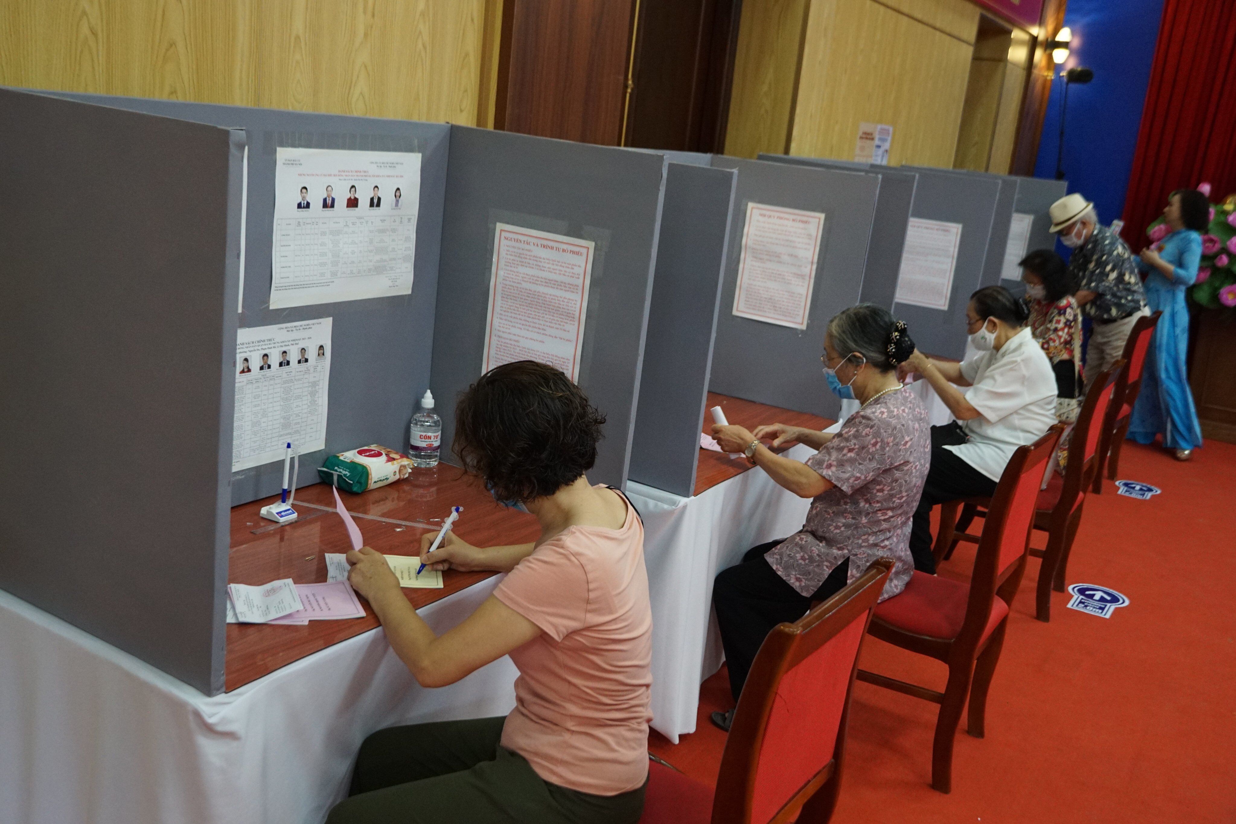 Tại khu vực bầu cử số 4 (số 58 Nguyễn Du, quận Hai B&agrave; Trưng, thuộc Đơn vị bầu cử số 1), hơn 1.200 trong tổng số 5,4 triệu cử tri của H&agrave; Nội sẽ bỏ phiếu ở đ&acirc;y.