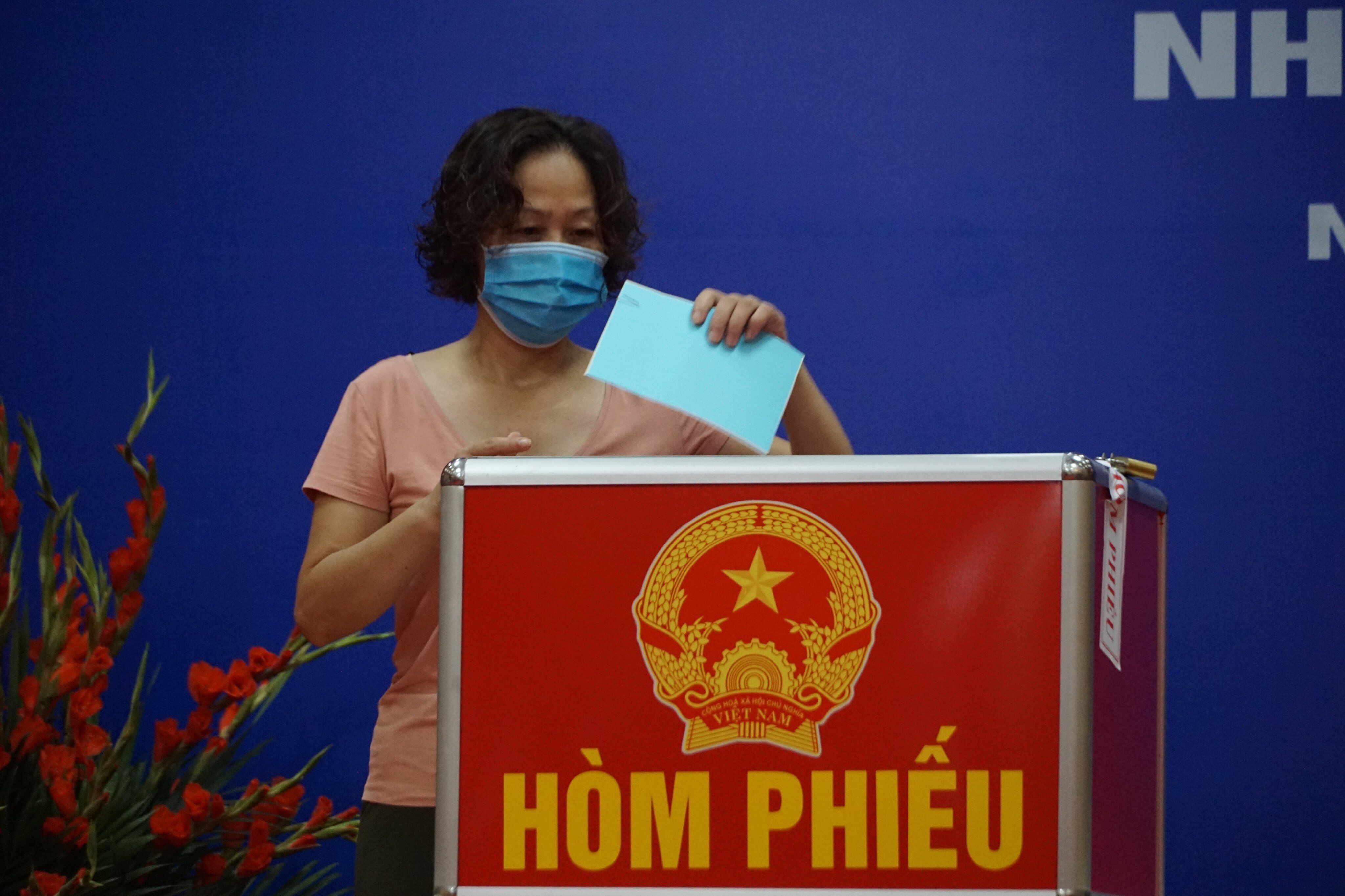 Tiếp đến l&agrave; những cử tri kh&aacute;c thực hiện hiện thao t&aacute;c bỏ l&aacute; phiếu v&agrave;o th&ugrave;ng phiếu.