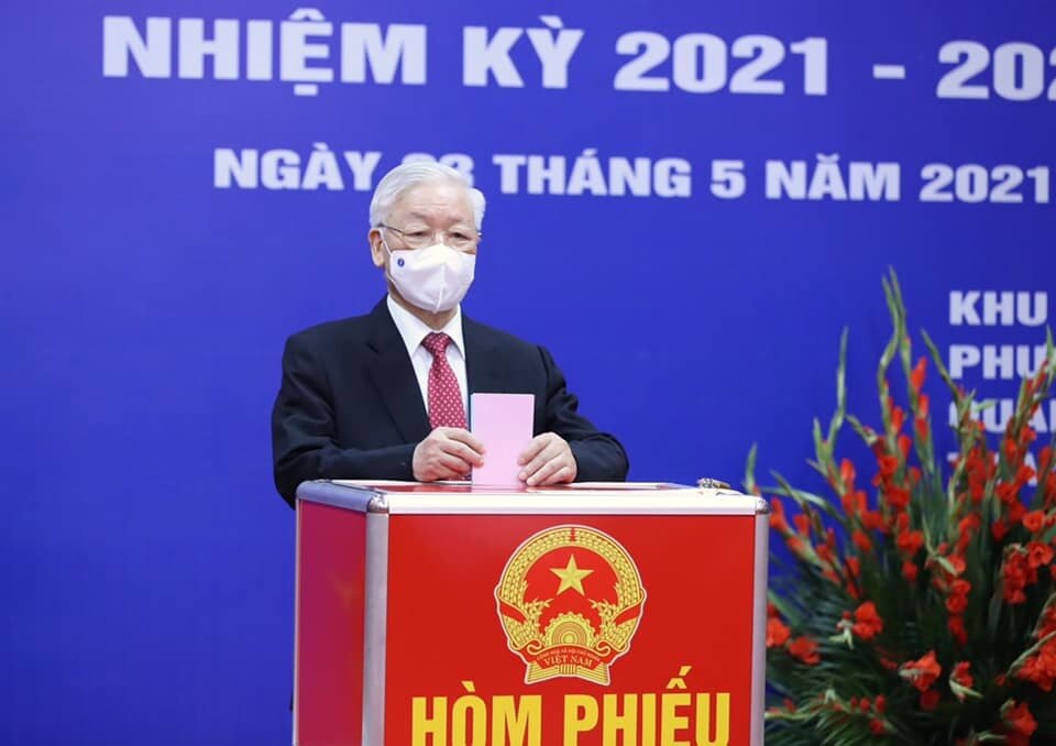 Ngay sau lễ khai mạc, Tổng B&iacute; thư Nguyễn Ph&uacute; Trọng c&ugrave;ng cử tri bỏ những l&aacute; phiếu đầu ti&ecirc;n ở tổ bầu cử số 4.