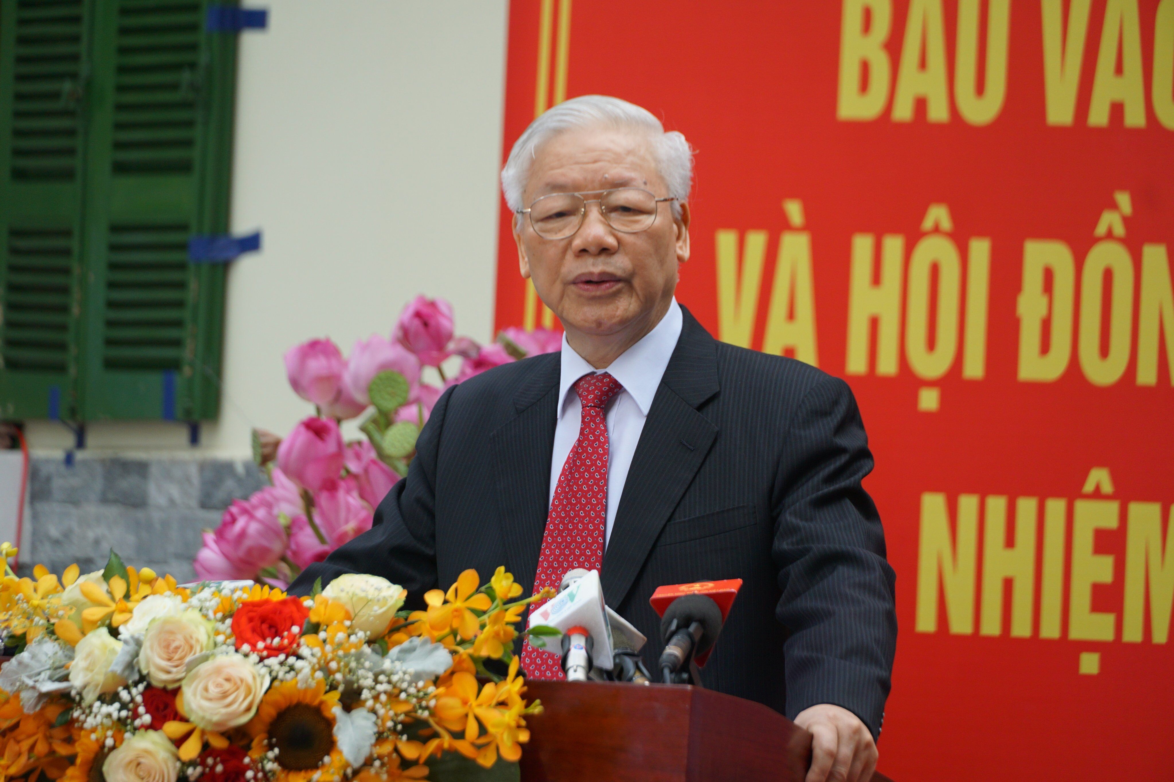 Trả lời phỏng vấn trước đ&ocirc;ng đảo ph&oacute;ng vi&ecirc;n b&aacute;o ch&iacute; trong nước v&agrave; nước ngo&agrave;i ngay sau khi bỏ phiếu bầu cử, Tổng B&iacute; thư Nguyễn Ph&uacute; Trọng cho biết, rất vui mừng, phấn khởi v&agrave; x&uacute;c động được c&ugrave;ng với cử tri Thủ đ&ocirc; H&agrave; Nội v&agrave; cả nước thực hiện quyền v&agrave; nghĩa vụ c&ocirc;ng d&acirc;n của m&igrave;nh, tham gia cuộc bầu cử đại biểu Quốc hội v&agrave; đại biểu Hội đồng nh&acirc;n d&acirc;n c&aacute;c cấp nhiệm kỳ 2021 - 2026.