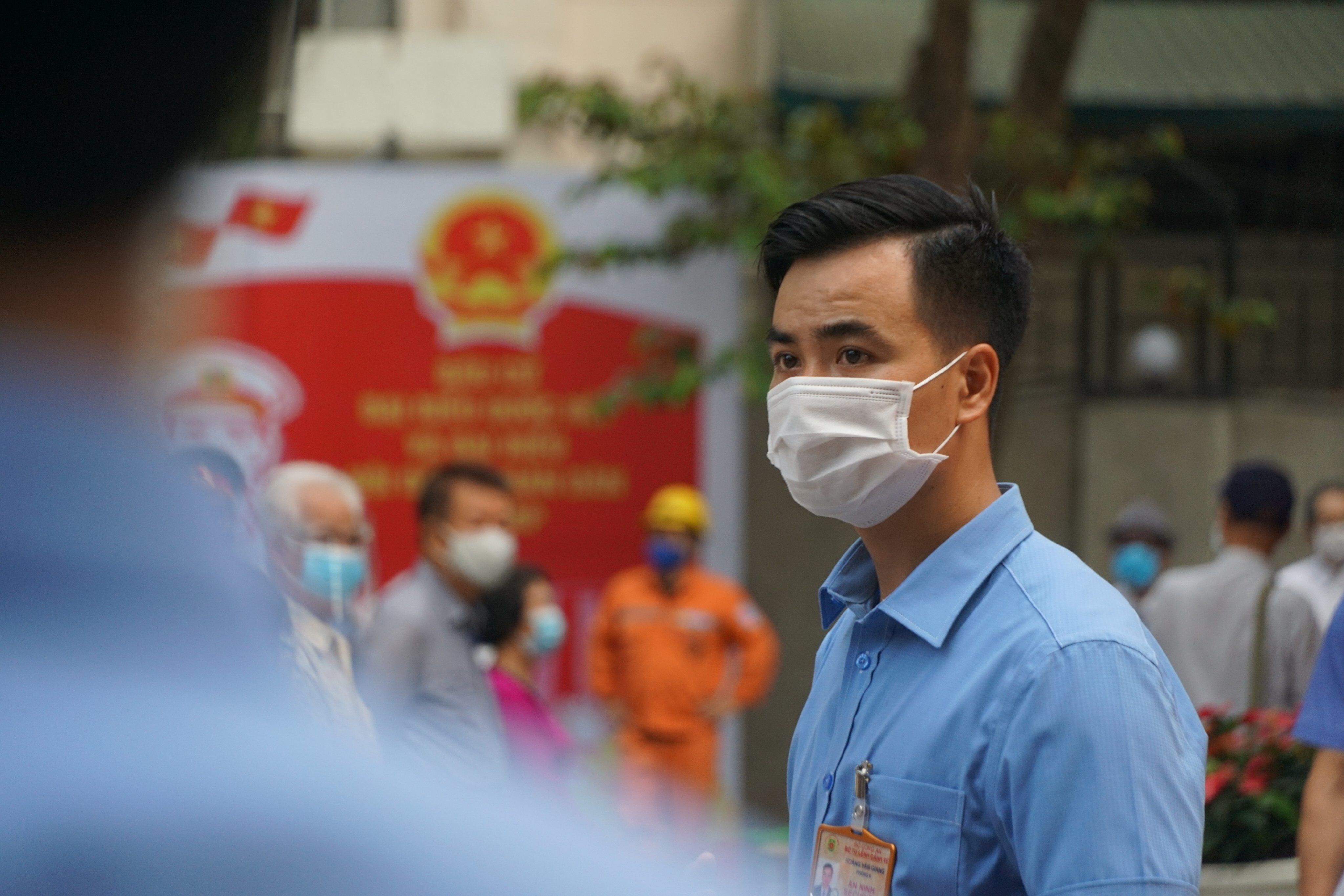 Lực lượng an ninh đảm bảo trật tự tại điểm bỏ phiếu ở phường Nguyễn Du.