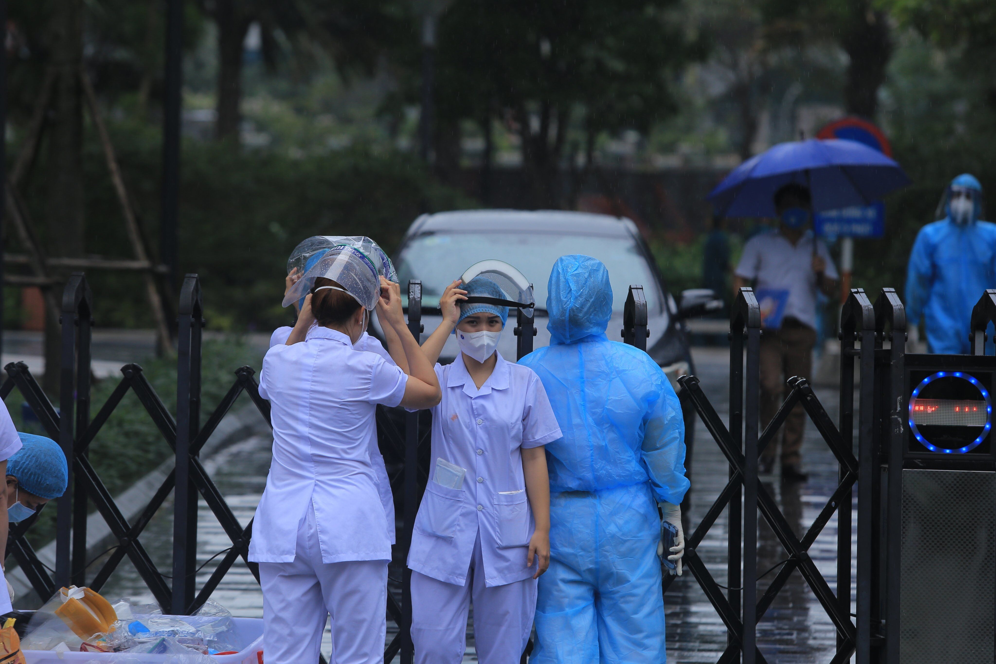 Liên quan đến trường hợp này, lực lượng chức năng truy vết, lấy mẫu xét nghiệm 30 F1 và 178 người liên quan, đồng thời dựng rào chắn, phun khử khuẩn ở chung cư này.