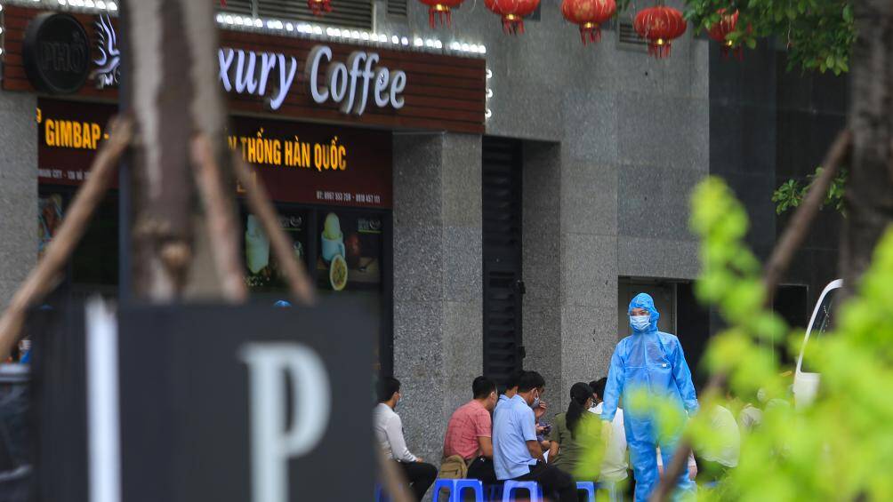 Hiện tại công tác lấy mẫu xét nghiệm đang được lực lượng y tế quận Bắc Từ Liêm triển khai khẩn trương