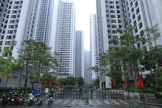 Ngày 24/5, đại diện UBND quận Bắc Từ Liêm cho biết, lực lượng chức năng đã phong tỏa 4 tòa nhà ở Goldmark City, tạm thời đóng toàn bộ các cửa ra vào (4 cửa ô tô, 4 cửa ra vào xe máy, 6 hầm đường bộ) sau khi có thông tin xuất hiện một ca mắc Covid-19. Bệnh nhân L.T.A.H. (là F1 của bệnh nhân 5243 trú tại Park 11, Times City) làm ở Tập đoàn T&T, đã có kết quả dương tính vào trưa nay.