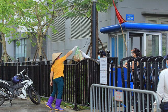 Những nhu yếu phẩm được người dân bên ngoài cung cấp cho các hộ dân bên trong tòa nhà bị phong tỏa