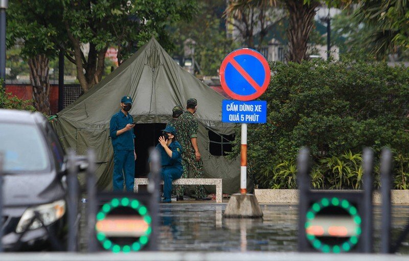 Những chốt trực đã được lực lượng chức năng dựng lên để sẵn sàng các biện pháp phòng chống dịch Covid-19 cũng như là lấy mẫu xét nghiệm tại chỗ