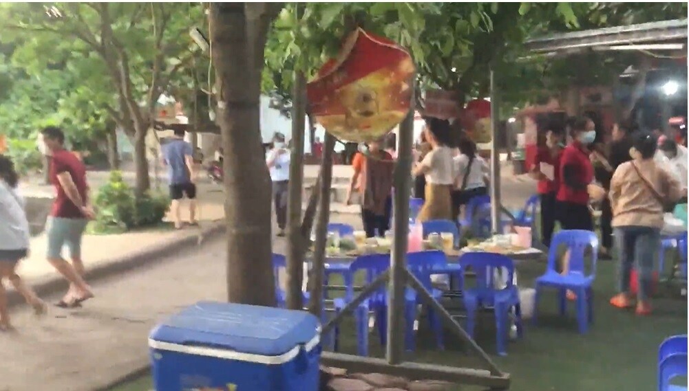 Tại quán bia sinh viên, rất đông nam nữ ngồi uống bia, nói chuyện mà không thực hiện quy định giãn cách, phòng dịch. Khi lực lượng chức năng xuất hiện, khách bỏ chạy như ong vỡ tổ.