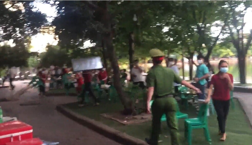 Chiều 27/5, UBND phường Trường Thi lập đoàn kiểm tra, xử lý hàng loạt các quán bia vi phạm quy định về phòng chống dịch.