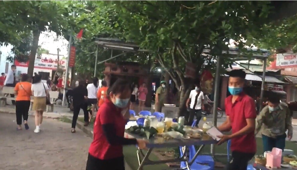 Nhân viên quán bê bàn ghế chạy mà không cần thu tiền của khách.