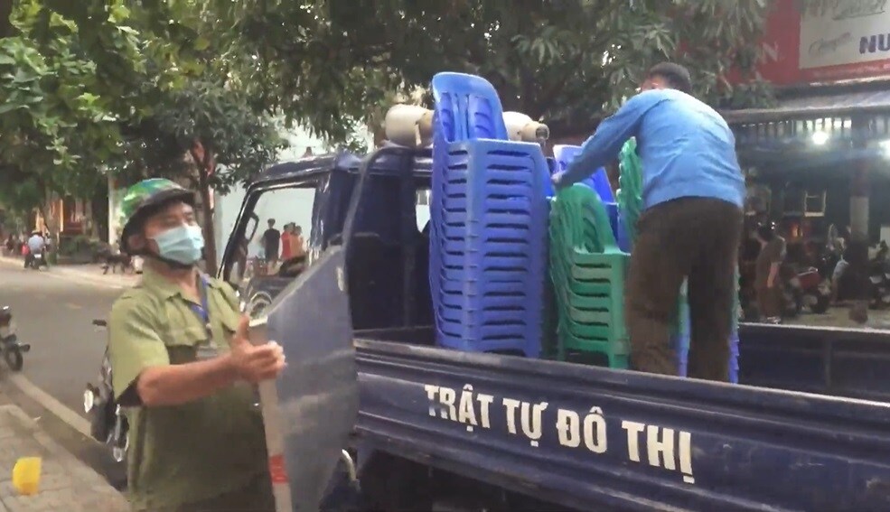 Ông Hoàng Anh Tiến - Chủ tịch UBND phường Trường Thi cho biết: Trong khi lực lượng chức năng và các cấp chính quyền đang rốt ráo tìm mọi biện pháp để phòng chống, kiểm soát dịch bệnh thì một bộ phận người dân vẫn lơ là, chủ quan không thực hiện các quy định về phòng chống dịch, khuyến cáo 5K của Bộ Y tế. Lực lượng chức năng mạnh tay xử lý các cơ sở kinh doanh vi phạm là biện pháp nhằm thay đổi ý thức người dân.