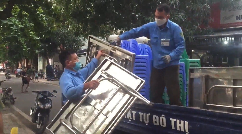 Lực lượng trật tự đô thị thu giữ bàn ghế của các hàng quán vi lấn chiếm vỉa hè, không gian công cộng.
