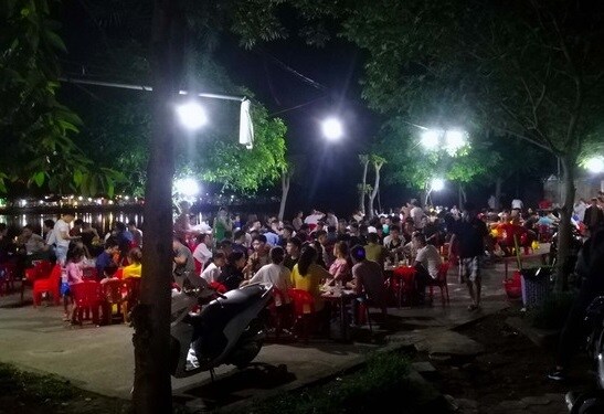 Những ngày qua, mặc dù dịch Covid-19 tại Nghệ An diễn biến phức tạp, tuy nhiên nhiều người dân TP Vinh vẫn thờ ơ, tụ tập uống bia.