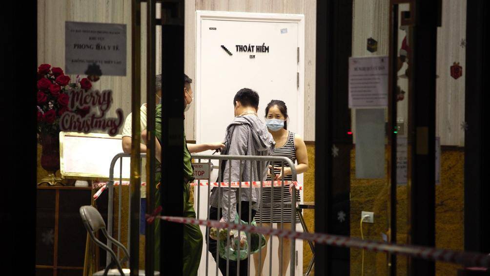 Việc cung ứng nhu yếu phẩm từ b&ecirc;n ngo&agrave;i v&agrave;o t&ograve;a nh&agrave; cũng được thực hiện tu&acirc;n thủ ph&ograve;ng chống dịch Covid-19.