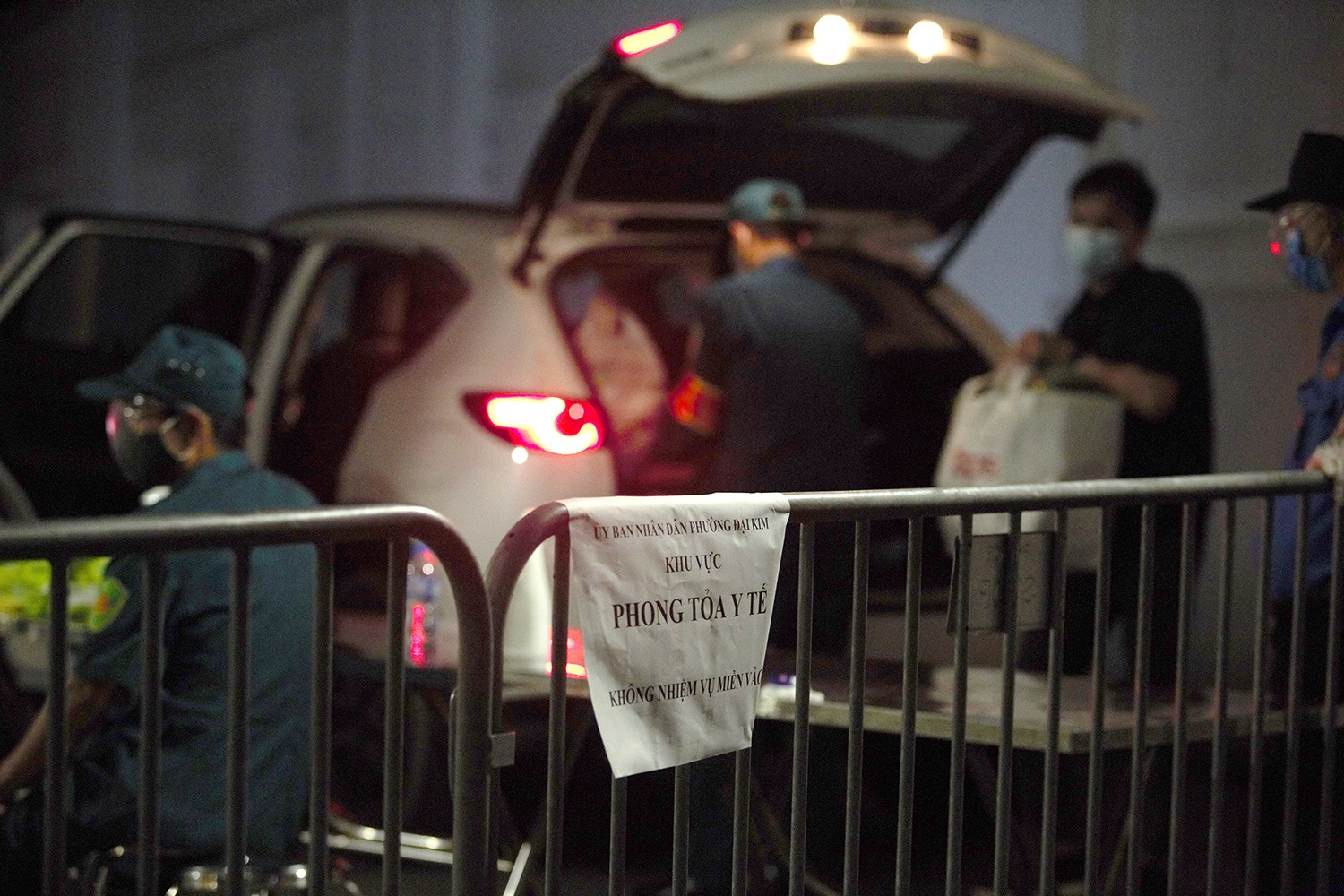 Sau khi phong tỏa, khoảng 300 hộ d&acirc;n được y&ecirc;u cầu kh&ocirc;ng ra khỏi nh&agrave;, đợi để lấy mẫu x&eacute;t nghiệm.