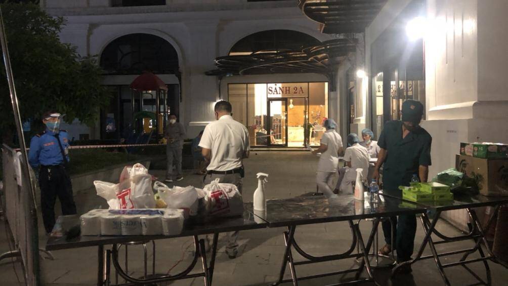 Lực lượng y tế của phường v&agrave; quận đang truy vết lịch tr&igrave;nh những trường hợp F1, F2 li&ecirc;n quan đến ca dương t&iacute;nh. T&igrave;nh h&igrave;nh cư d&acirc;n sinh sống ở đ&acirc;y đều ổn.