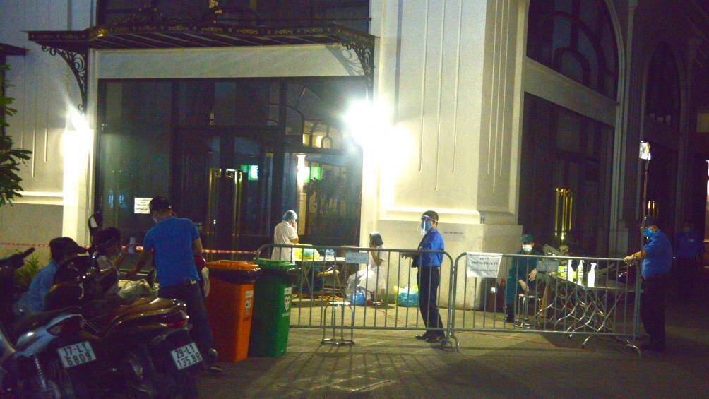 Bệnh nh&acirc;n Covid-19 mới từng sống ở t&ograve;a nh&agrave; HH02A thuộc chung cư Eco Lake View (32 Đại Từ, Đại Kim, Ho&agrave;ng Mai, H&agrave; Nội) thuộc ch&ugrave;m ca bệnh li&ecirc;n quan đến khu chung cư Times City v&agrave; Tập đo&agrave;n T&T. Bệnh nh&acirc;n l&agrave; N.X.L. (nam, sinh năm 1990; địa chỉ tại phường Đại Kim, quận Ho&agrave;ng Mai). Bệnh nh&acirc;n l&agrave;m tại tầng 5 ở trụ sở Tập đo&agrave;n T&T v&agrave; được c&aacute;ch ly tập trung từ ng&agrave;y 24/5, lấy mẫu x&eacute;t nghiệm lần 1 &acirc;m t&iacute;nh. Ng&agrave;y 26/5, bệnh nh&acirc;n xuất hiện triệu chứng v&agrave; được lấy mẫu x&eacute;t nghiệm lần 2, kết quả ng&agrave;y 27/5 dương t&iacute;nh với SARS-CoV-2.