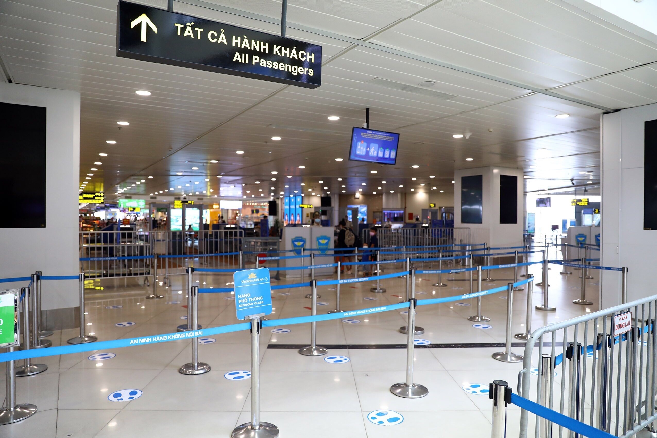 Những ng&agrave;y qua, lượng kh&aacute;ch qua Cảng HKQT Nội B&agrave;i đang ở mức thấp nhất t&iacute;nh từ đầu năm 2021 đến nay. C&oacute; những ng&agrave;y s&acirc;n bay n&agrave;y chỉ đ&oacute;n chưa đầy 70 lượt chuyến bay với khoảng 6 ngh&igrave;n kh&aacute;ch. Mặc d&ugrave; vậy, trao đổi với B&aacute;o Giao th&ocirc;ng, l&atilde;nh đạo Cảng n&agrave;y cho biết ngay cả l&uacute;c vắng kh&aacute;ch nhất, Cảng vẫn lu&ocirc;n siết chặt c&ocirc;ng t&aacute;c ph&ograve;ng dịch Covid-19. Trong ảnh l&agrave; dấu ch&acirc;n decal gi&atilde;n c&aacute;ch được bố tr&iacute; tại c&aacute;c luồng di chuyển của h&agrave;nh kh&aacute;ch