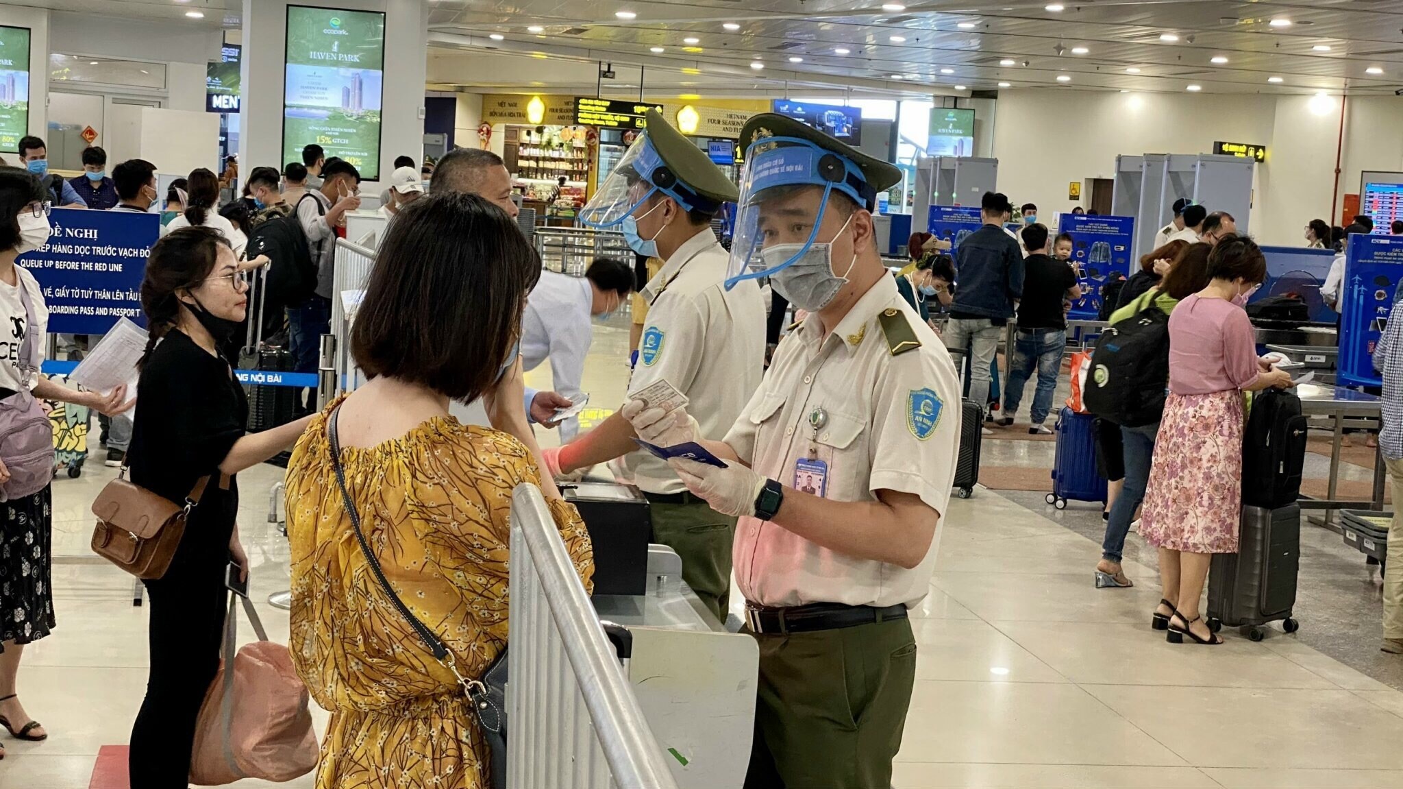 100% h&agrave;nh kh&aacute;ch qua Cảng HKQT Nội B&agrave;i được y&ecirc;u cầu đeo khẩu trang v&agrave; chỉ được mở ra khi lực lượng chức năng l&agrave;m thủ tục kiểm tra an ninh. Cứ 30 ph&uacute;t một lần, qua hệ thống ph&aacute;t thanh tại nh&agrave; ga, Cảng lặp lại bản tin nhắc nhở h&agrave;nh kh&aacute;ch. Th&ecirc;m v&agrave;o đ&oacute;, lực lượng An ninh cơ động, An ninh trật tự nh&agrave; ga thường xuy&ecirc;n gi&aacute;m s&aacute;t, kiểm tra v&agrave; nhắc nhở h&agrave;nh kh&aacute;ch tại c&aacute;c khu vực của nh&agrave; ga. Lực lượng An ninh h&agrave;ng kh&ocirc;ng Nội B&agrave;i được trang bị đầy đủ găng tay, khẩu trang, tấm chắn giọt bắn trong khi tiếp x&uacute;c với h&agrave;nh kh&aacute;ch.