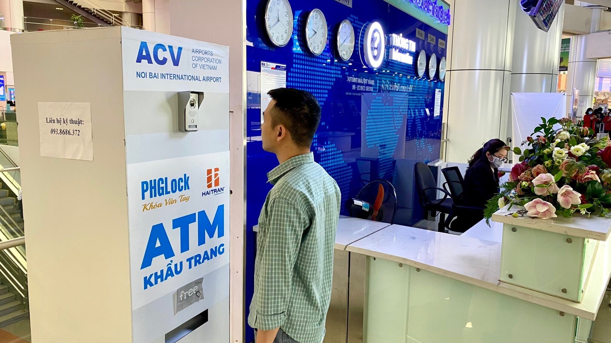 Cảng HKQT Nội B&agrave;i cũng bố tr&iacute; 1 c&acirc;y ATM khẩu trang ngay tại quầy th&ocirc;ng tin để h&agrave;nh kh&aacute;ch nếu cần khẩu trang c&oacute; thể sử dụng miễn ph&iacute;.